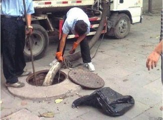 馬群清理化糞池84533304 6噸吸污車專業(yè)清理化糞池哦